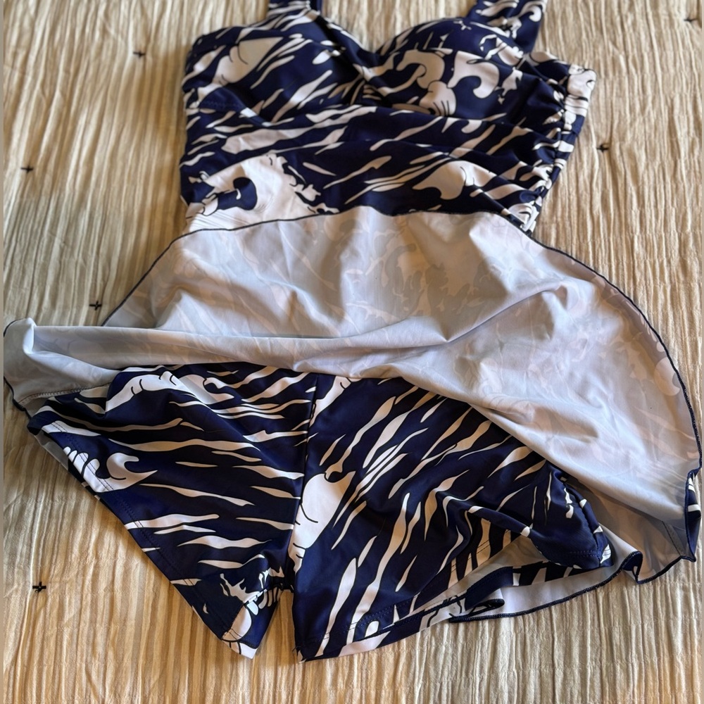 Wave Patterned Swimsuit - Picture 2 of 4